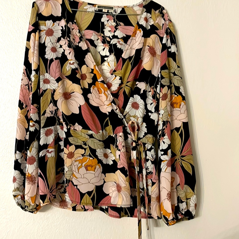 Floral blouse. Size L. Brand Dleione